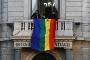 Intendencia y Municipalidad de Santiago ya desplegaron bandera de la diversidad