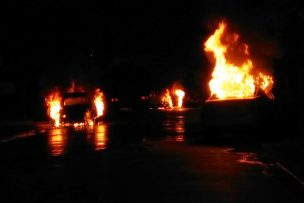 Encapuchados ponen barricadas y queman tres autos en Avenida Macul