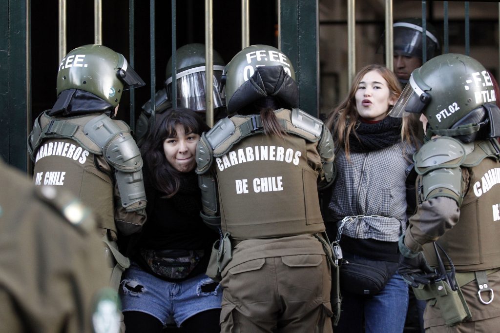 Manifestantes de la Aces se encadenaron en el Mineduc