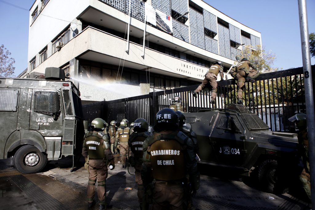 Defensoría de la Niñez condena “actuar policial desmedido” en Instituto Nacional