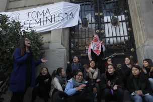 Extenso petitorio feminista de primera toma de casa central de la UC en 50 años