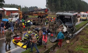 Bus de Carabineros chocó contra camión en Cañete