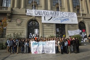 Estudiantes disidentes protestan contra toma en la UC