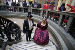 Día del Patrimonio: Intendenta Rubilar dirigió visitas con traje de La Traviata