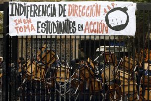 Alumnos vuelven a tomarse Instituto Nacional en protesta por violencia policial