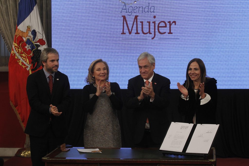 Piñera firmó reforma constitucional por igualdad de mujeres con gesto a Bachelet