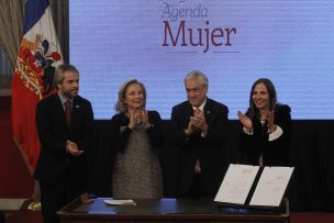 Piñera firmó reforma constitucional por igualdad de mujeres con gesto a Bachelet