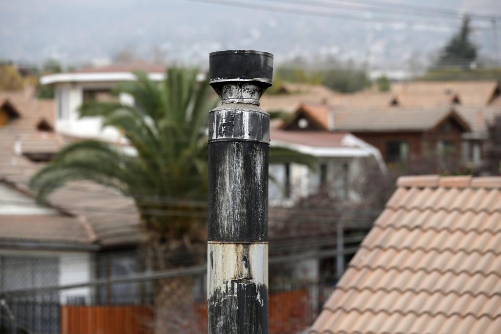 Autoridades fiscalizan uso de chimeneas por alerta ambiental en Santiago
