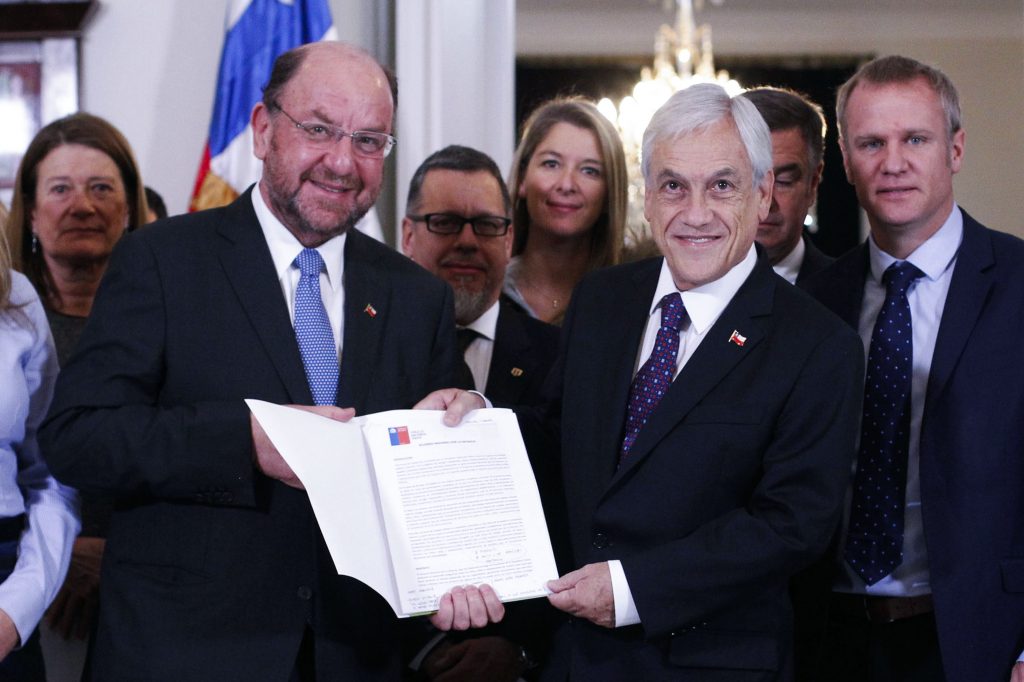 Piñera recibe más de 90 propuestas de mesa por la infancia