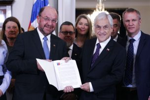 Piñera recibe más de 90 propuestas de mesa por la infancia