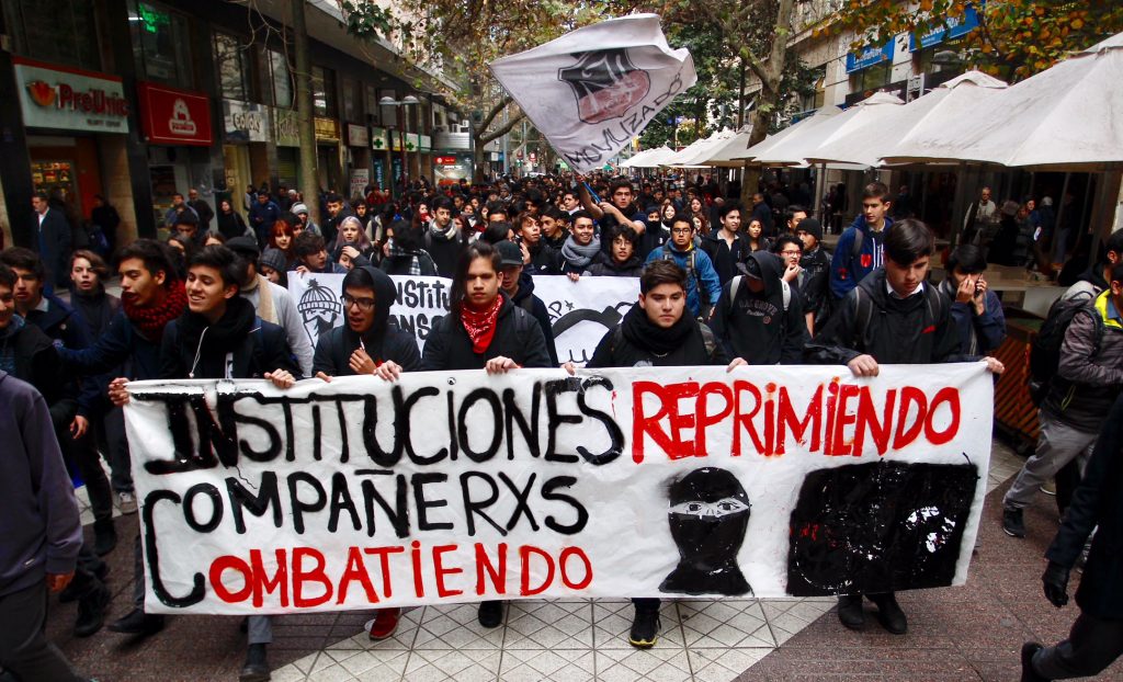 Liceanos marchan por el centro de Santiago denunciando la violencia policial