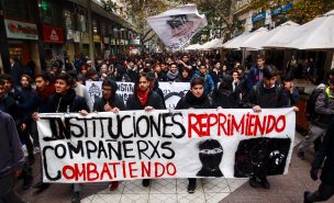 Liceanos marchan por el centro de Santiago denunciando la violencia policial