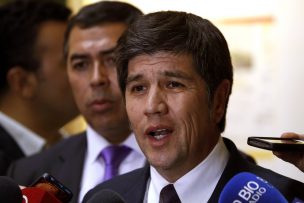 PS apunta a canciller Ampuero y agrega conflicto de interés en viaje de Larraín