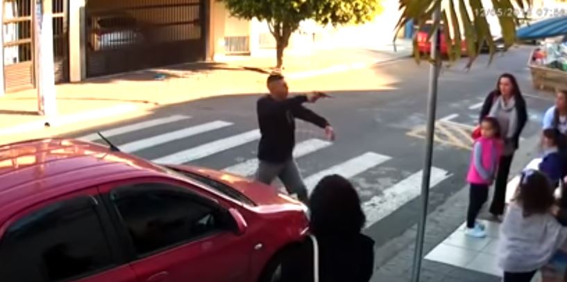 Mujer mató a disparos a hombre que intentó asaltar a un grupo fuera de un colegio