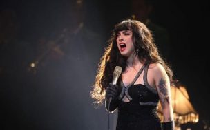 VIDEO | Mon Laferte se manifiesta a torso desnudo en los Latin Grammy