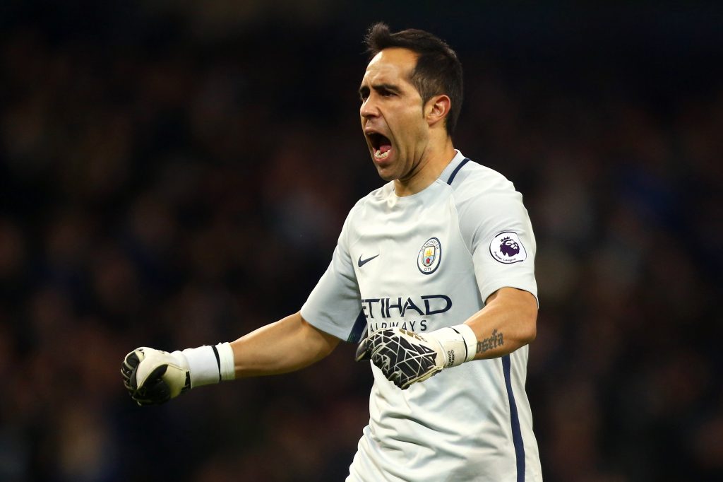 Claudio Bravo fue titular en victoria de Manchester City en el cierre de la Premier League