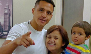 Alexis Sánchez saluda a su mamá por su día y la hace 