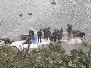 Región de Los Lagos: Bus militar cae al mar con 40 pasajeros a bordo