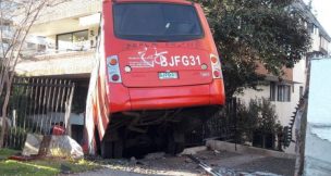 Bus del Transantiago terminó en antejardín de edificio en Las Condes tras colisión múltiple