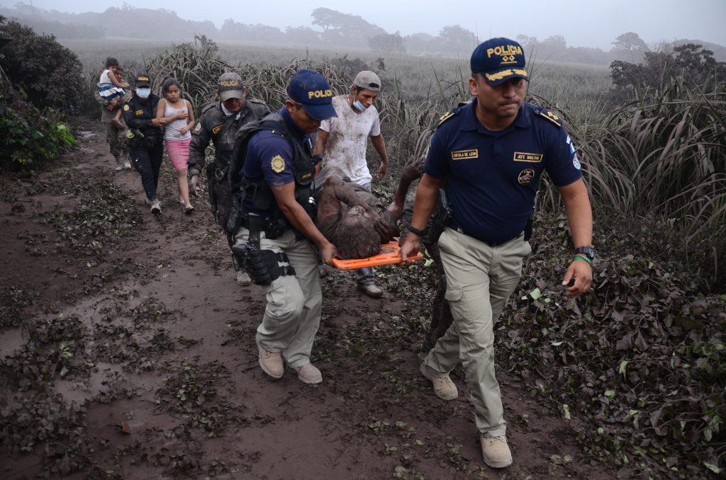 Unos 25 muertos deja potente erupción de volcán de Fuego en Guatemala
