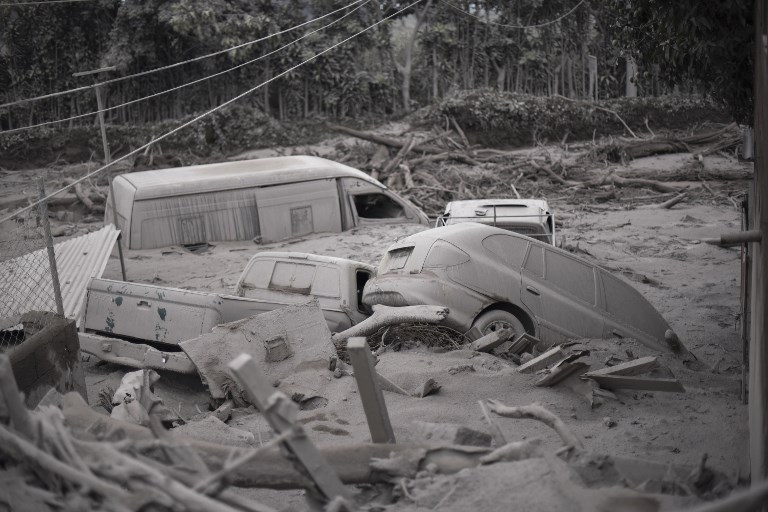 Suspenden búsqueda de desaparecidos por erupción de volcán en Guatemala