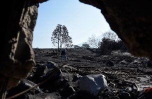 Erupciones y lluvias impiden rescate de víctimas de volcán en Guatemala