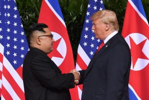 Histórico apretón de manos entre Kim y Trump