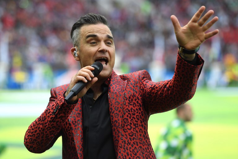 Robbie Williams se robó la atención con grosero gesto en la inauguración del Mundial