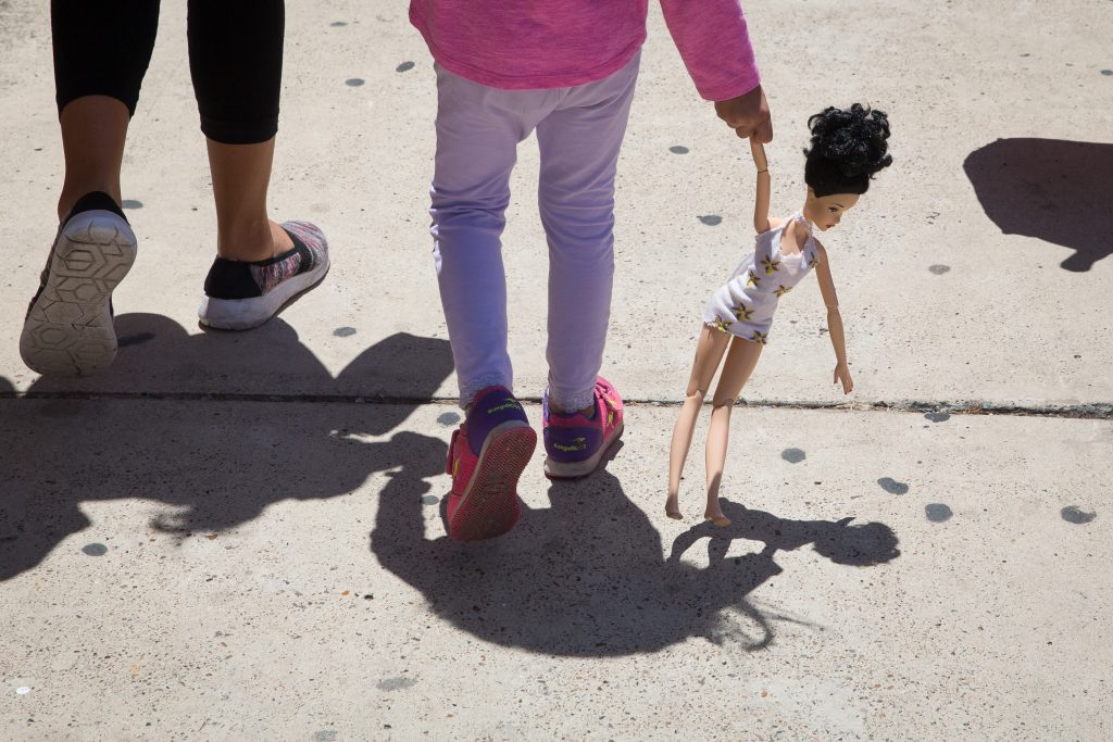 En la frontera de EEUU, “los niños lloran y gritan llamando a sus mamás”