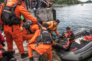 Al menos 192 desaparecidos en naufragio de un barco en Indonesia