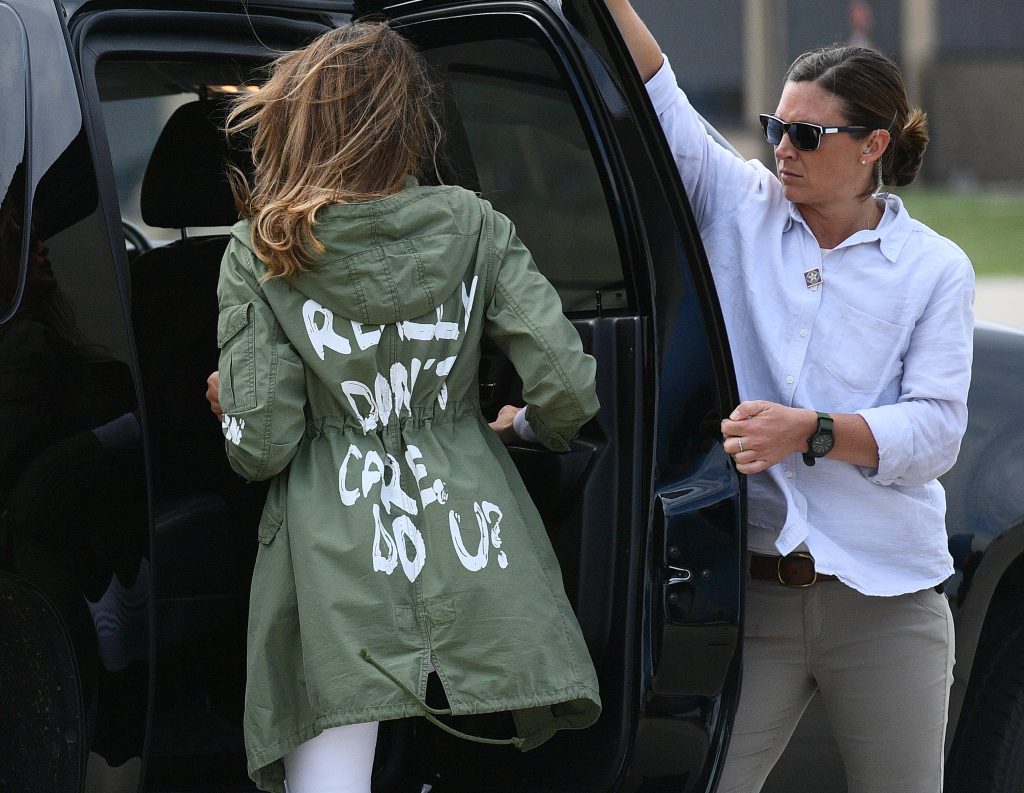 “No me importa”: la chaqueta de Melania Trump al ir a la frontera con México
