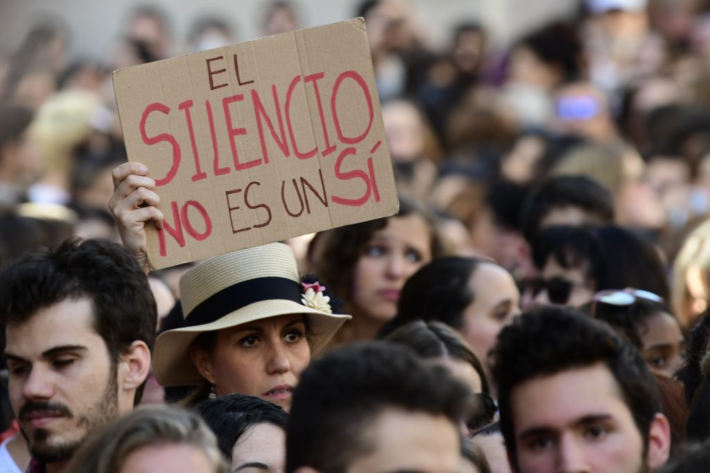 Miles de españoles se manifiestan contra la liberación de “La Manada”