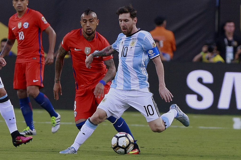 En Argentina y el mundo resaltaron la “provocación” de Arturo Vidal a Messi