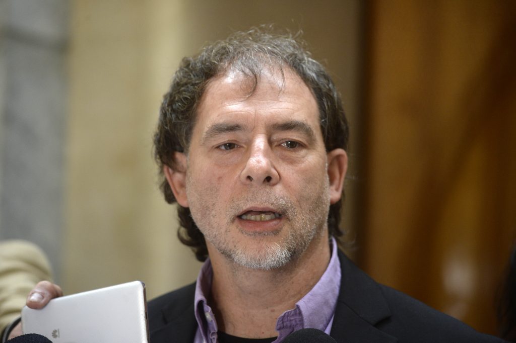 Senador Girardi propone prohibir venta de leña para uso domiciliario en Santiago