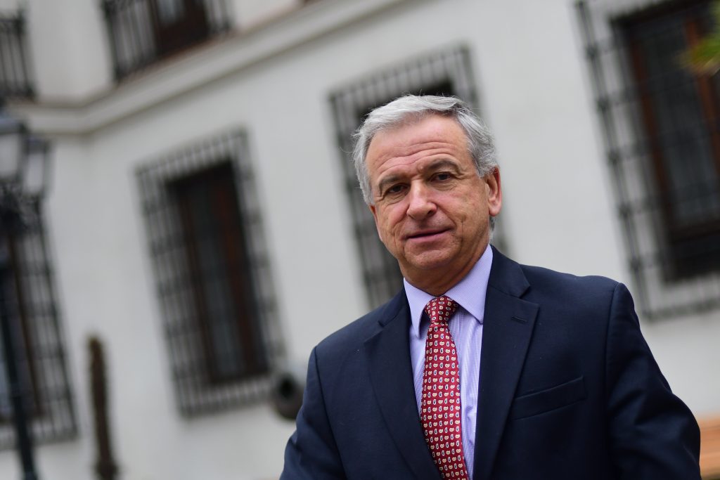 Ministro Larraín destaca desde México baja en el desempleo en Santiago