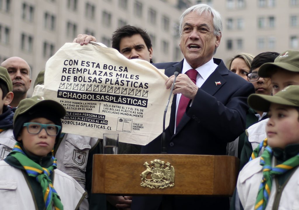 Piñera por bolsas plásticas: “Chile está dando muestra de ser país responsable”