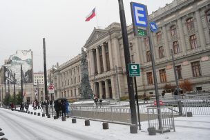 Inesperado fenómeno de nieve y granizos se registra en el centro de Santiago