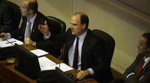 Ministros Monckeberg y Ward abordaron tema de campamentos en el Senado