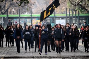 Secundarios de Santiago marchan contra medidas del alcalde Felipe Alessandri