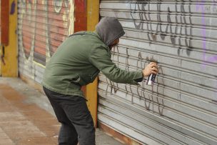 La medida del alcalde de Santiago que busca combatir los grafitis