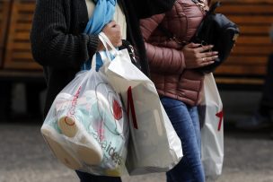 Gremio del plástico asiste al TC para frenar prohibición de entrega de bolsas