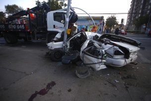 Un muerto, 1 herido en riesgo vital y otro grave por choque de auto con semáforo