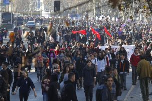 Cerca de 10.000 personas en marcha feminista: encapuchados empañaron cierre