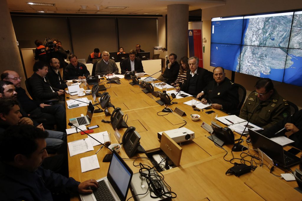 Nieve, personas aisladas y cortes de luz principales efectos de sistema frontal