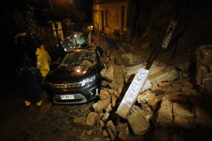 Lluvias provocaron derrumbe de escala de concreto en cerro Bellavista de Valpo