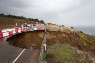 Lluvias generan enorme socavón en ruta que une a Zapallar con Maitencillo