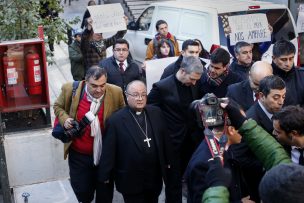 Alumnos de la UC se manifiestan ante presencia de Charles Scicluna