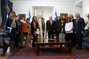 Presidente Piñera recibió a familiares de mártires de Carabineros en La Moneda