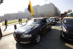 Taxistas del aeropuerto protestan contra Uber con caravana en La Moneda