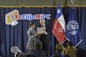 Presidente Piñera visita colegio de Alto Hospicio para entregar computadores